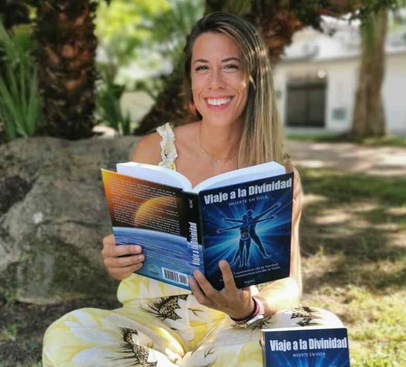 Almudena Casado con el libro 'Viaje a la Divinidad'