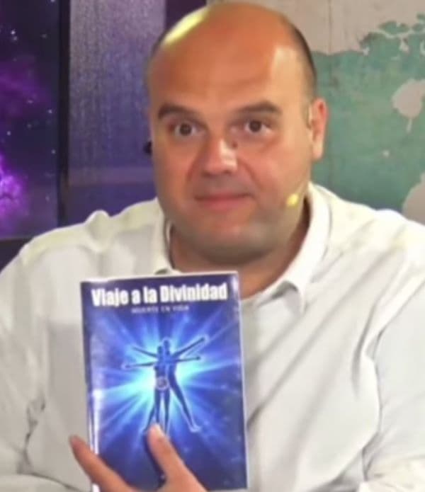 Alex García en el programa 'Galaxia', con el libro 'Viaje a la Divinidad'